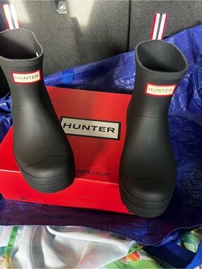 Women’s Hunter ankle boots size 7, new in the box black color